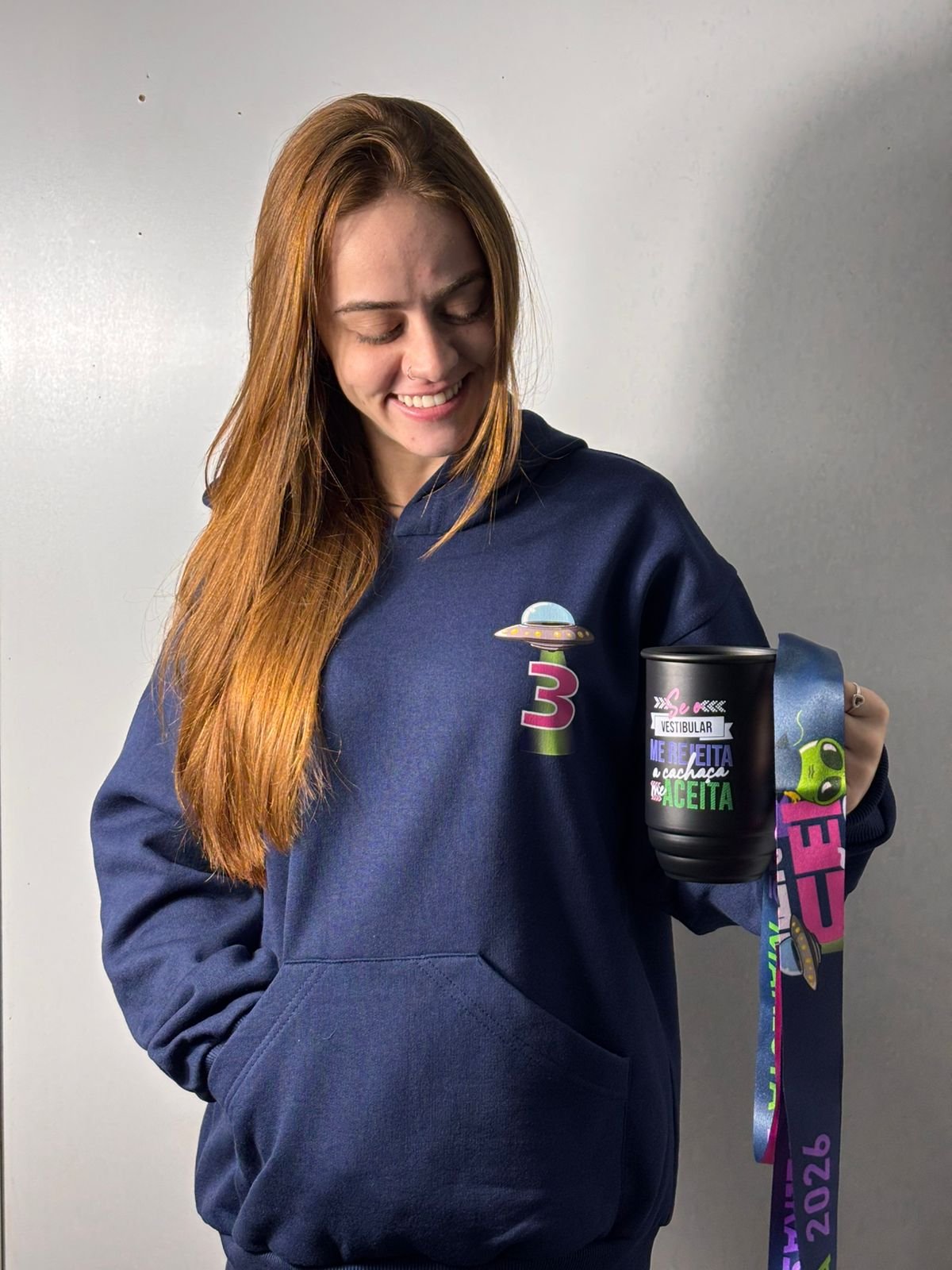 Modelo usando moletom personalizado com caneca e tirante